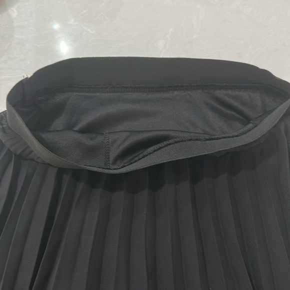 Gorgeous Pleated Lined black Skirt - Picture 3 of 7